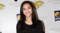 Rachel tampil simple dibalut dress hitam dan flat shoes krem. Pool/Gus Mun/detikFoto.