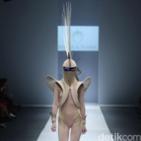 Rinaldy A Yunardi Dewi Fashion Knight Jakarta Fashion Week 2016 at Senayan City. Jakarta. [Foto: Mohammad Abduh/Wolipop]