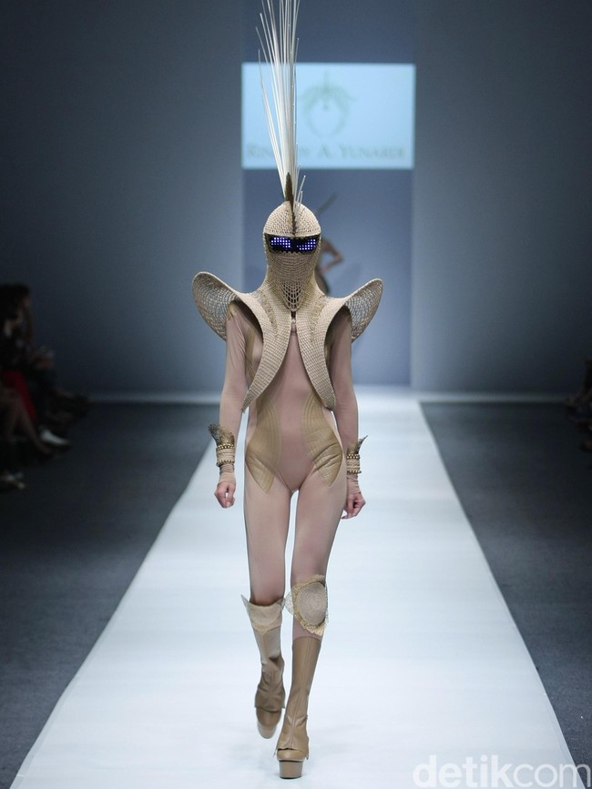 Rinaldy A Yunardi Dewi Fashion Knight Jakarta Fashion Week 2016 at Senayan City. Jakarta. [Foto: Mohammad Abduh/Wolipop]