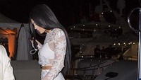 Saat hadir di DailyMail.com Seriously Popular Yacht Party pada 24 Juni 2015 di Cannes, Prancis, Kylie kenakan dress putih menerawang yang seksi. (Instagram/Kylie Jenner)