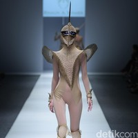 Rinaldy A Yunardi Dewi Fashion Knight Jakarta Fashion Week 2016 at Senayan City. Jakarta. [Foto: Mohammad Abduh/Wolipop]