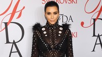 Bintang reality show itu percaya diri dengan busana hitam menerawang di CFDA Fashion Awards 2015 pada 1 Juni 2015. Larry Busacca/Getty Images/detikFoto.