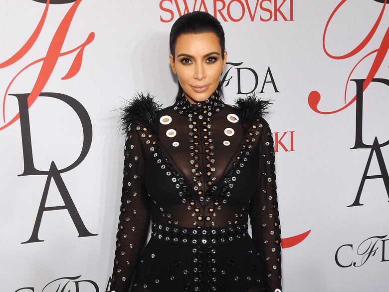 Unggah Foto Topless yang Diambil Sang Anak, Kim Kardashian Dihujat Unggah Foto Topless yang Diambil Sang Anak, Kim Kardashian Dihujat