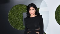 Kylie tampak menawan dibalut dress hitam saat menghadiri GQ 20th Anniversary Men Of The Year Party di Los Angeles pada 3 Desember 2015. Mike Windle/Getty Images for GQ Magazine/detikFoto.
