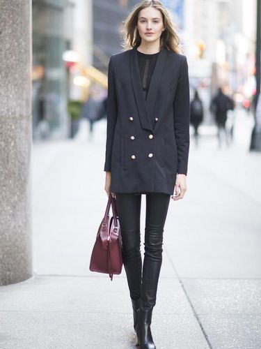 Trik Pakai <i>Legging</i> Agar Tak Saltum Seperti Ayu Ting Ting