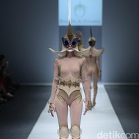 Rinaldy A Yunardi Dewi Fashion Knight Jakarta Fashion Week 2016 at Senayan City. Jakarta. [Foto: Mohammad Abduh/Wolipop]