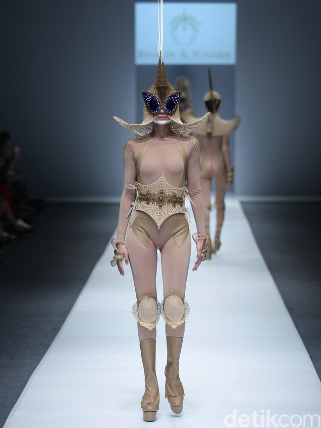 Rinaldy A Yunardi Dewi Fashion Knight Jakarta Fashion Week 2016 at Senayan City. Jakarta. [Foto: Mohammad Abduh/Wolipop]