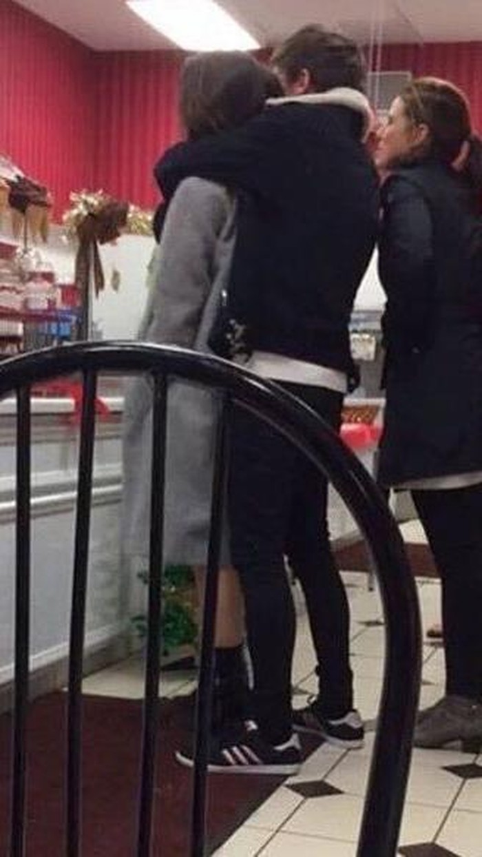 Louis Tomlinson 1D Kepergok Peluk Mesra Aktris Danielle Campbell