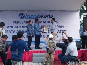 Hore! TransJ Resmikan 320 Unit Bus Pengumpan dan 31 Bus Gandeng Baru