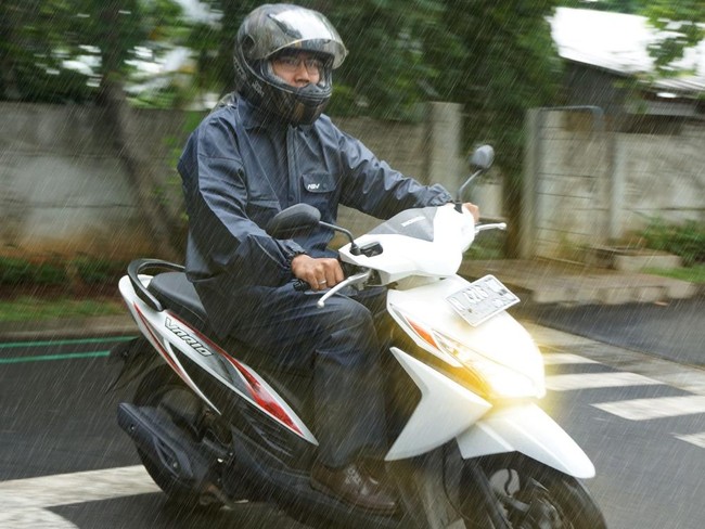 4 Tips Aman Naik Motor Saat Hujan