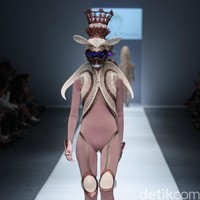 Rinaldy A Yunardi Dewi Fashion Knight Jakarta Fashion Week 2016 at Senayan City. Jakarta. [Foto: Mohammad Abduh/Wolipop]