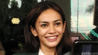 Ia tetap tersenyum di sidang cerai.