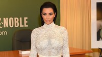 Penampilan Kim saat menghadiri acara tanda tangan bukunya yang bertajuk Kim Kardashian West: Selfish at Barnes & Noble di New York pada 5 Mei 2015. Michael Loccisano/Getty Images/detikFoto.