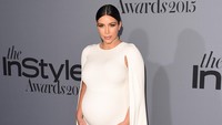Kim tampil serba putih di InStyle Awards yang digelar di Los Angeles pada 26 Oktober 2015.  Jason Merritt/Getty Images for InStyle/detikFoto.