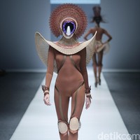 Rinaldy A Yunardi Dewi Fashion Knight Jakarta Fashion Week 2016 at Senayan City. Jakarta. [Foto: Mohammad Abduh/Wolipop]