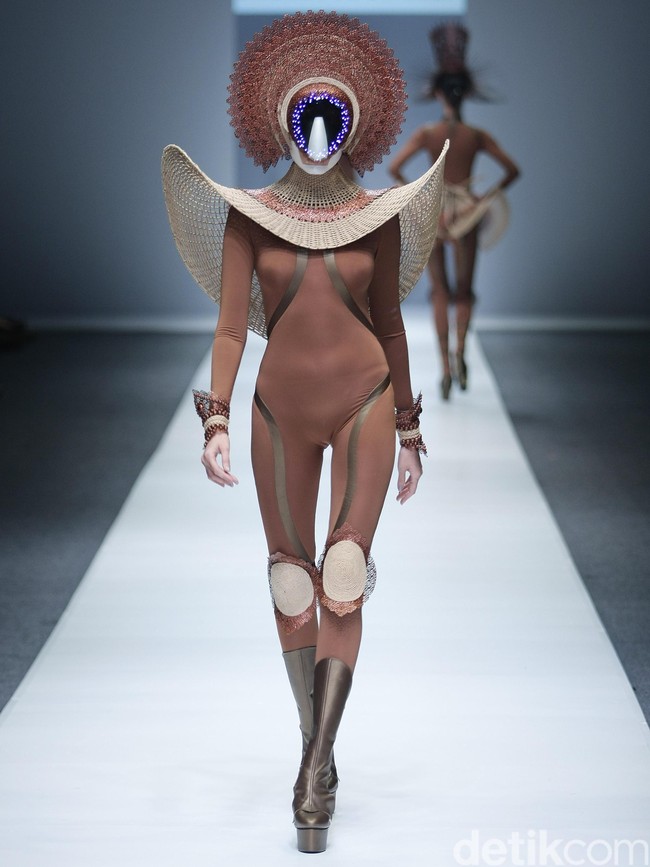 Rinaldy A Yunardi Dewi Fashion Knight Jakarta Fashion Week 2016 at Senayan City. Jakarta. [Foto: Mohammad Abduh/Wolipop]