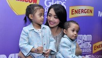 Ia tampak bahagia saat tampil bersama putrinya. Pool/Noel/detikFoto.