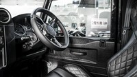 Pada bagian kabin, kesan mewah begitu kental. Jok model sport GTB berlapis lembaran kulit Artico, jam Churchill, lembaran kulit yang melapisi roda kemudi, dan pedal alumunium semakin menguatkan kesan itu. (Foto: Project Kahn)