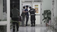 Setelah ditemukan meninggal dunia, jenazah James langsung dibawa ke RS Fatmawati untuk mengetahui apa yang menjadikan penyebab kematiannya. Pool/Ismail/detikFoto.