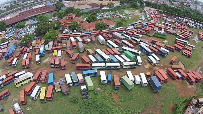 Ini Penampakan dari Udara Ratusan Metromini yang Dikandangkan Dishub DKI