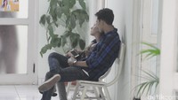 Perempuan berusia 18 tahun itu ditemani sang suami, Fandy Christian. Pool/Ismail/detikFoto.