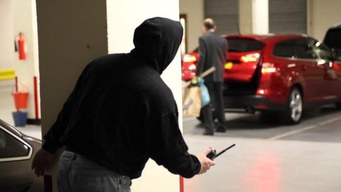 Zaman semakin canggih, teknologi yang dikembangkan untuk fitur keamanan mobil pun semakin berkembang mengikuti perkembangan zaman. Namun hal itu tidak menjamin mobil anda luput dari incaran pencuri. Banyaknya pencurian mobil yang terjadi juga salah satunya disebabkan oleh kelalaian dari pemilik mobil.