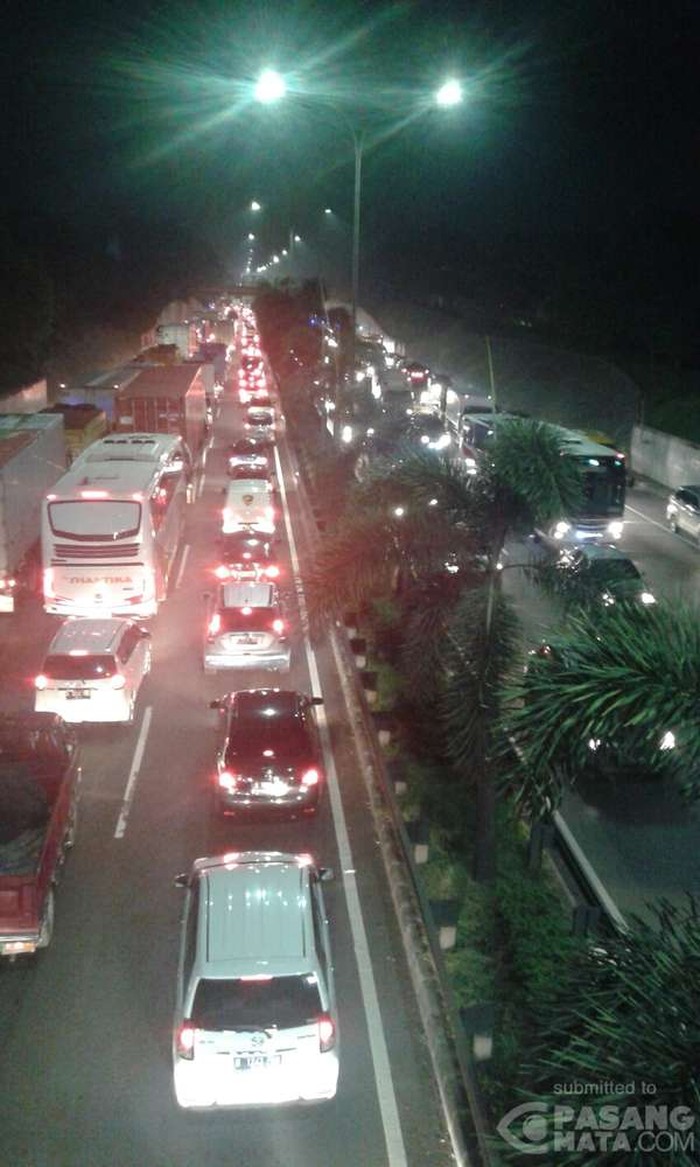 Jasa Marga: Semua Ruas Tol Arah keluar Jakarta Padat Malam Ini