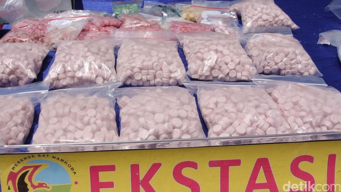 Barang bukti berupa 38,8 kilogram ganja, 19,9 kilogram sabu, 7.477 butir ekstasi, 519 psikotropika H-5 dimusnahkan pihak Polres Jakarta Barat di halaman Polsek Palmerah, Jakarta Barat, Rabu (23/12/2015).  Barang bukti tersebut hasil pengungkapan 15 kasus dalam 3 bulan terakhir dan jika dirupiahkan bernilai Rp 25.931 miliar