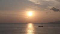 Begitu syahdu saat memandangi sunset di Desa Eri, Ambon ini. Masyarakat setempat rupanya juga suka keluar rumah untuk melihat matahari tenggelam. Asyiknya, bisa melihat pemandangan seperti ini setiap hari (Afif/detikTravel)