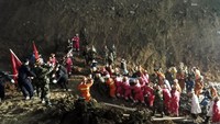 Para petugas terus melakukan upaya pencarian korban yang tertimbun longsoran tanah di kawasan industri Shenzhen, China (23/12/2015). Stringer/Reuters/detikcom. 