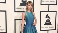 Pelantun Style itu terlihat sangat menawan dalam balutan gaun biru dari Elie Saab. Jason Merritt/Getty Images/detikFoto.
