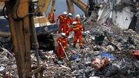 Jasad pertama berhasil ditemukan pada Selasa (22/12) pagi waktu setempat. Kim Kyung-Hoon/Reuters/detikcom.