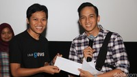 Ge memberikan hadiah pada peserta yang beruntung.