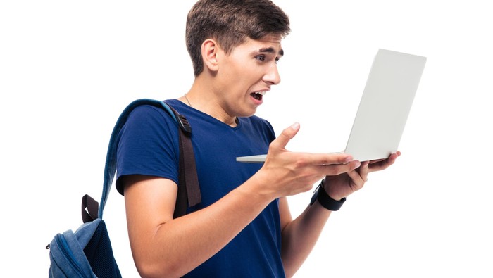 Ilustrasi takut saat melihat laptop