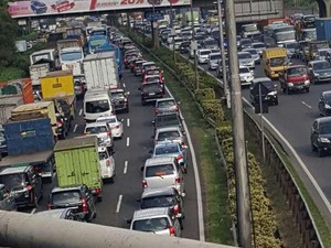 Macet Parah, Butuh Waktu 3,5 Jam Tempuh Halim-Cikarang