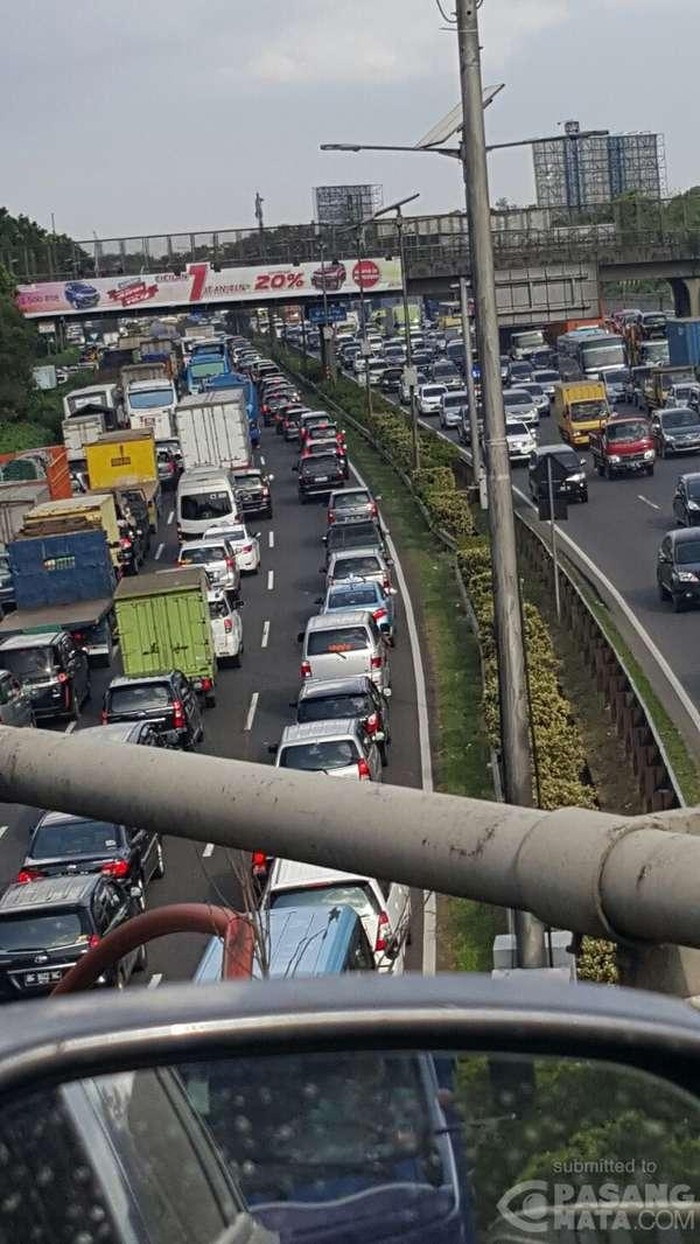 Macet Parah, Butuh Waktu 3,5 Jam Tempuh Halim-Cikarang