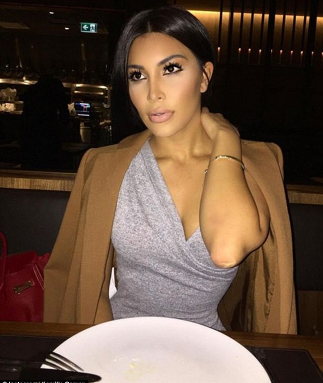 Kamilla OsmanKamilla Osman adalah fashion blogger dan penyanyi asal Kanada. Disebut mirip Kim, ia mengaku pernah menjalani operasi plastik dua kali tapi tak bermaksud untuk terlihat seperti ibu empat anak itu. Kamilla pernah berkencan dengan mantan pacar Kylie, Tyga.Foto: Kamilla Osman