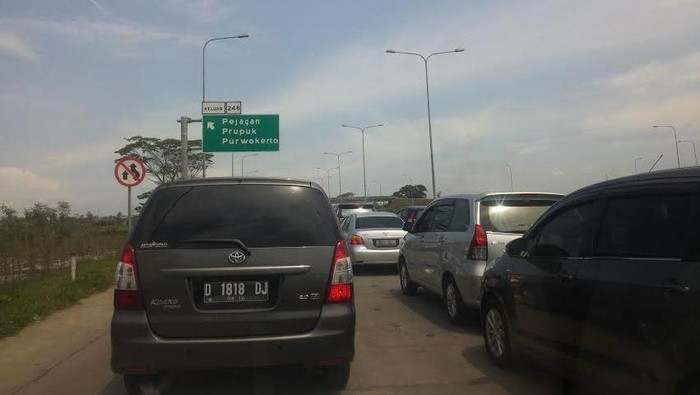 Volume Kendaraan Padat, Exit Tol Pejagan Macet 3 Km