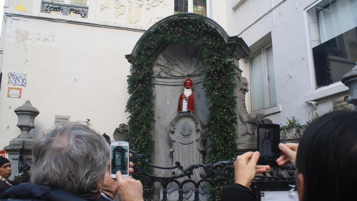 Ho ho ho! Jelang Natal, Patung Mannekin Pis Didandani Mirip Sinterklas