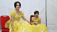 Mulan dan Shafeea kompak kenakan gaun berwarna kuning. Pool/Noel/detikFoto.