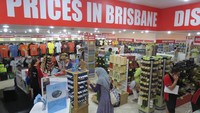 Wisatawan berbelanja di toko suvenir. Jika ingin membeli oleh-oleh makanan disarankan ke supermarket Woolworths di ujung Queen Street Mall di Edward Street (Fitraya/detikTravel)