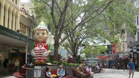 Di bagian tengah kawasan pedestrian ada bangku-bangku untuk para pengunjung mengistirahatkan kaki (Fitraya/detikTravel)