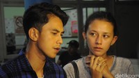 Dahlia dan Fandy saat ditemui di Instalasi Forensik dan Pelayanan Jenazah, Rumah Sakit Fatmawati, Jakarta Selatan, Rabu (23/12/2015) dini hari. Pool/Ismail/detikFoto.