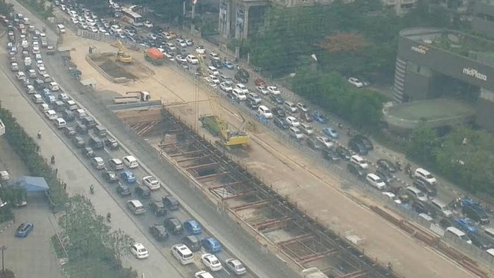 Ruas Sudirman Masih Macet Jelang Libur Natal, Begini Penampakannya