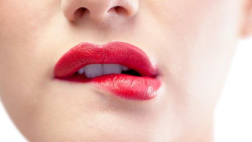 Ilustrasi bibir merah merona.