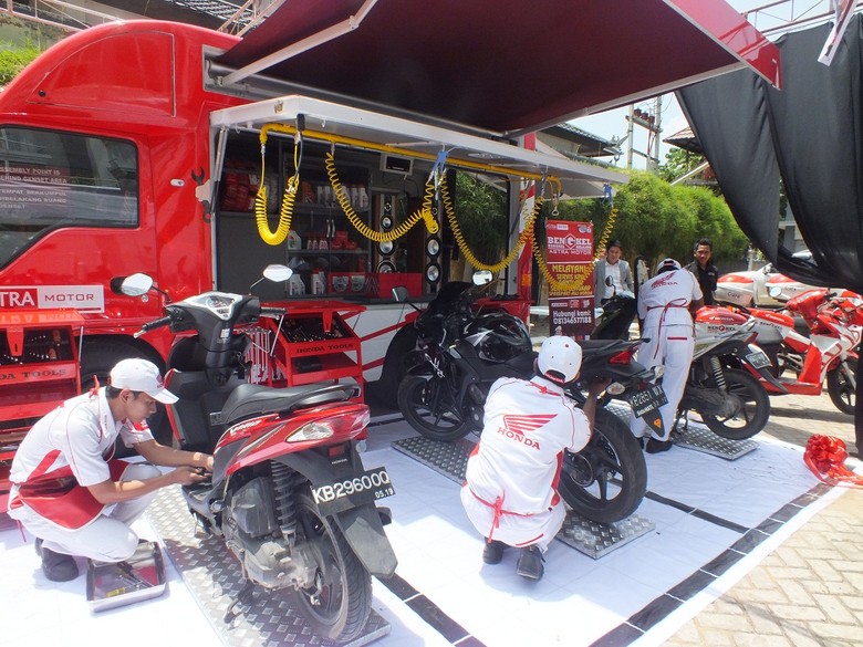 Bengkel Motor Keliling Menyambut liburan akhir tahun 2015, PT Astra Honda Motor (AHM) dan seluruh jaringannya memperkuat layanan purna jual Astra Honda Authorized Service Station (AHASS) Keliling. Program ini digulirkan untuk memastikan sepeda motor Honda selalu dalam keadaan prima dalam menemani konsumen beraktifitas bersama keluarga selama liburan.