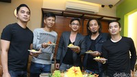 Kegembiraan jelas terlihat dari wajah Pasha berhasil terpilih menjadi wakil Walikota Palu. Pool/Palevi S/detikFoto.