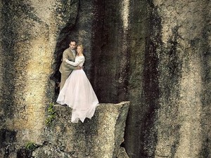 Pasangan Ini Buat Foto Pernikahan Mendebarkan di Atas Tebing, Berani Coba?