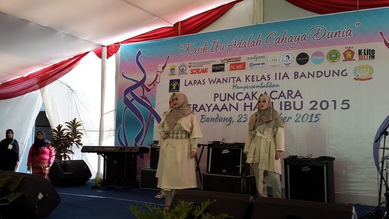 Ketika Eddies Adelia dan Penghuni Lapas Wanita Sukamiskin Berlenggok di Catwalk Ketika Eddies Adelia dan Penghuni Lapas Wanita Sukamiskin Berlenggok di Catwalk
