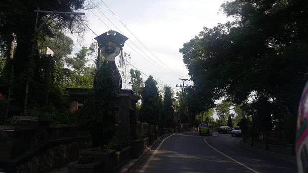 Patung Menong untuk memperkenalkan kerajinan khasnya, Pemkab Purwakarta juga tengah membuat 20 patung Menong di gerbang masuk pusat kotanya. Menong adalah patung yang terbuat dari tanah liat dan merupakan ikon dari Plered.